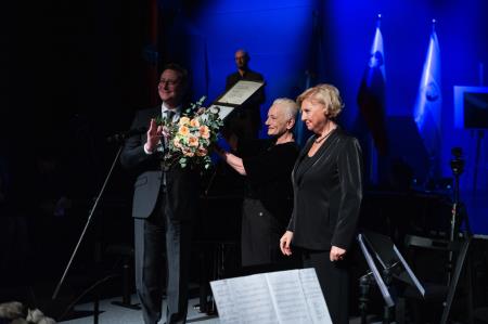 Deklica s piščalko-16